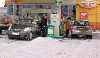 В Польше неожиданно упали цены на бензин. Сколько могут купить в сравнении с белорусами?