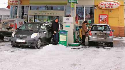 В Польше неожиданно упали цены на бензин. Сколько могут купить в сравнении с белорусами?
