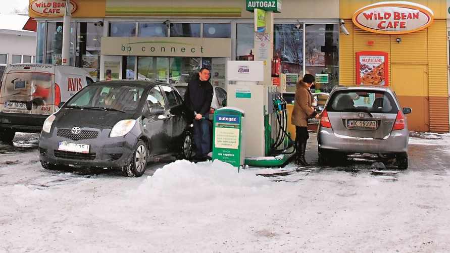 В Польше неожиданно упали цены на бензин. Сколько могут купить в сравнении с белорусами?