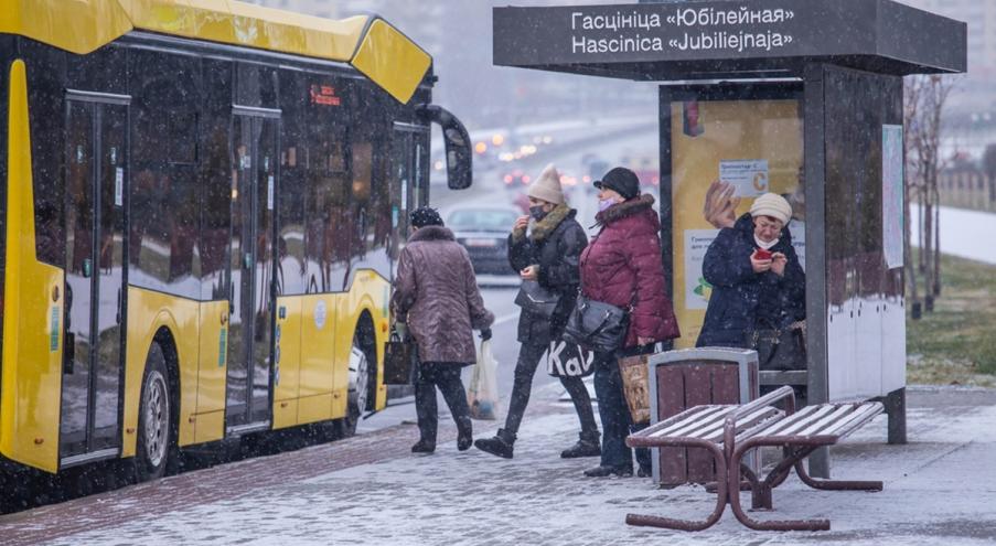 Фотографией информационного стикера, размещённого на одной из остановок