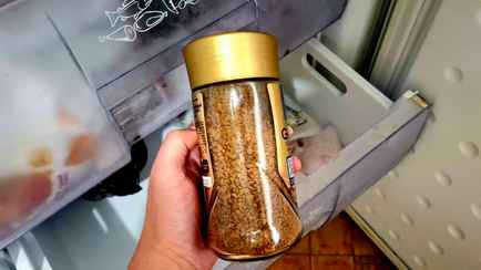 Зачем класть кофе в морозильник? Собрали 6 трюков, которые помогут сэкономить (и не только)