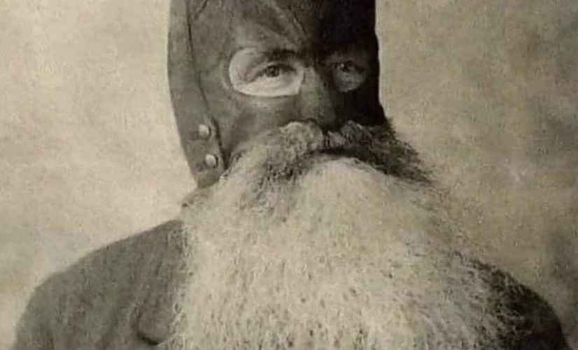 Фото "реального Бэтмена", которое можно найти в Сети