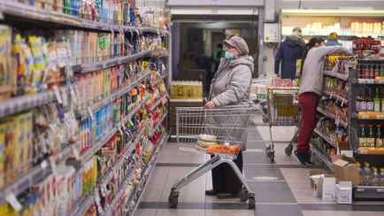 Магазины предложили белорусам скидки до 31% на креветки, индейку, виноград, ветчину, кофе и не только