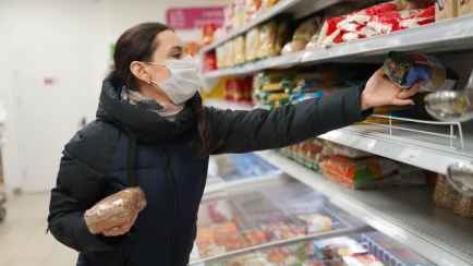 Варится на 4 минуты дольше. Госстандарт запретил в Беларуси продажу российской гречки