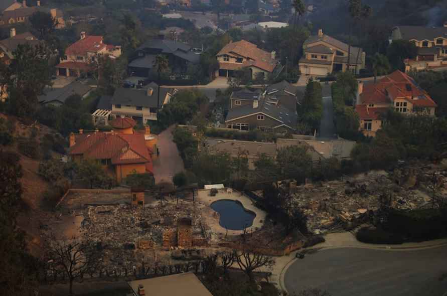 Пожары превратили Лос-Анджелес в «апокалиптическую пустошь». Домов лишились десятки голливудских звёзд