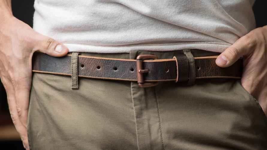 Хороший ремень, рюкзак или даже туалетная вода могут быть отличным вариантом подарка при небольшом бюджете. Фото: belbuck.ru