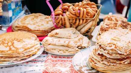 Белорусам предложили бесплатные блины с семгой, икрой и не только. Куда идти за угощением?