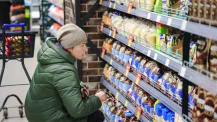 До 56%. Белорусские магазины объявили «взрывные скидки» на торты, колбаски, форель, цыпленка, кофе. Где «суперраспродажа»?