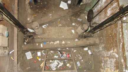 Что делать, если вещь упала в шахту лифта? В ЖКХ белорусам предложили варианты