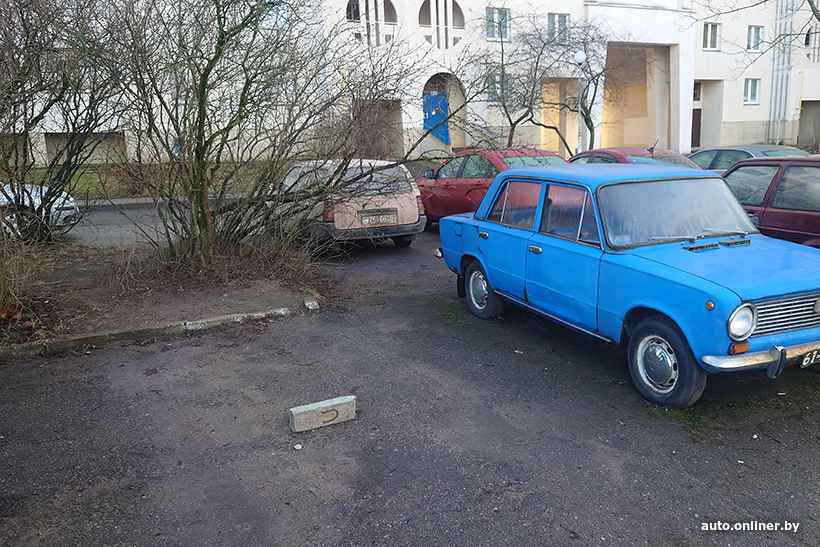 ГАИ пригрозила белорусам штрафом в 210 рублей за «бронирование» мест на парковках во дворах