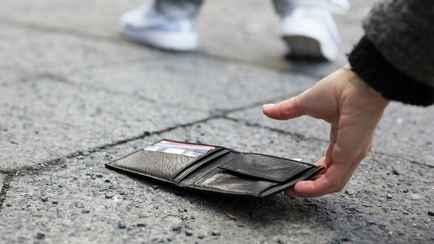 Минчанина отправили под суд из-за найденного кошелька, который он вернул владелице. Как так?