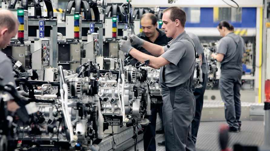 Адвокат объяснила, положена ли двойная оплата белорусам за работу 23 февраля