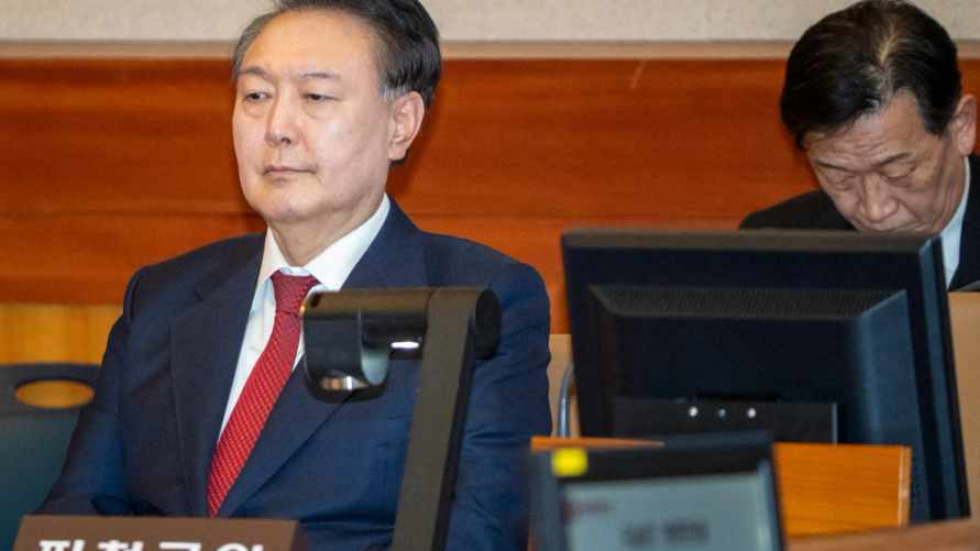 Президент Южной Кореи Юн Сок Ёль предстал сразу перед двумя разными судами