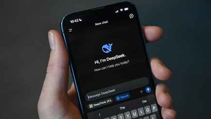 Китайский чат-бот DeepSeek поставил под угрозу инвестиции в ИИ по всему миру. Каким образом?