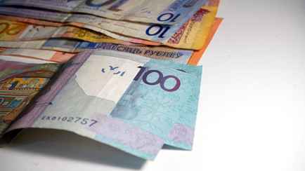 Белстат зафиксировал снижение средней зарплаты — сразу на 266,5 рубля. А что в Польше, Литве, России?