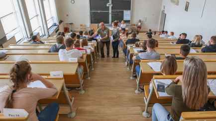 Когда и с чем школьника не пустят на ЦЭ? Замминистра образования объяснил белорусам