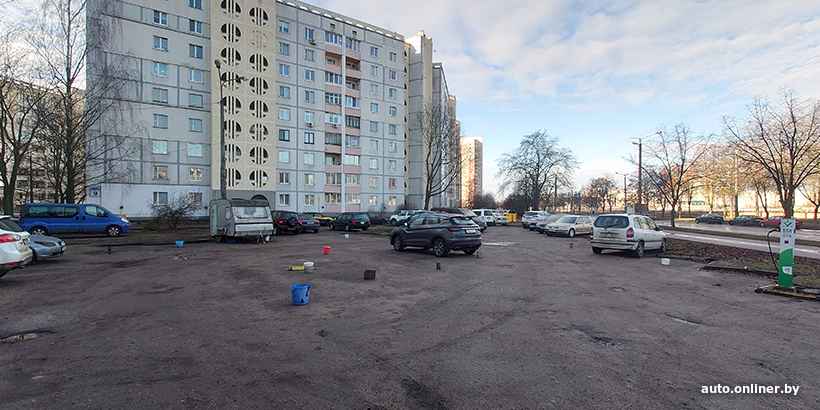 ГАИ пригрозила белорусам штрафом в 210 рублей за «бронирование» мест на парковках во дворах
