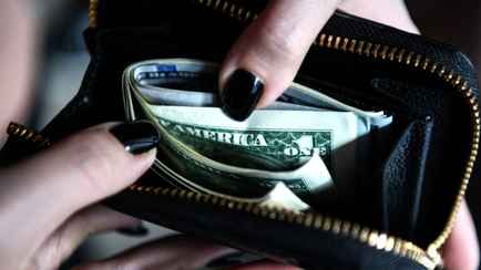 Доллар за сутки упал на 0,52%, а российский рубль взобрался на максимум за полгода. Что с евро?