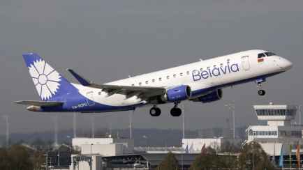 Во время посадки в Бресте в двигатель самолёта попала птица. «Белавиа» предупредила о многочасовых задержках