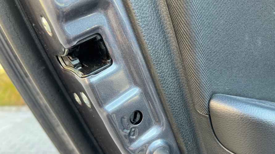 Иногда переключатель может выглядеть вот так. Воспользуйтесь автомобильным ключом или другим похожим предметом, чтобы включить блокировку