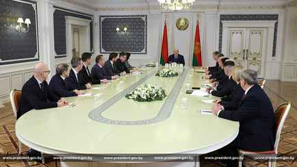 «Оказывается, сотни миллионов» — Лукашенко потребовал от правительства разобраться с выводом валюты за границу