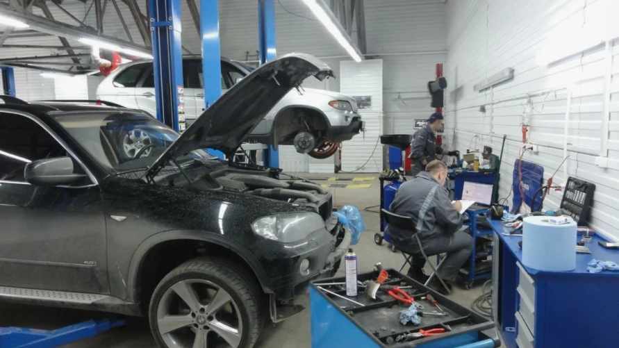Можно ли приезжать к дилеру для ремонта со своими запчастями? Эксперты объяснили белорусам