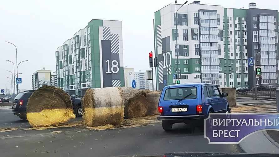"Не перекрёсток, а 33 несчастья" — На видео попало, как трактор в Бресте рассыпал по дороге тюки с соломой