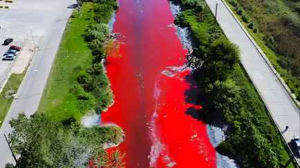 «Раньше от неё першило в горле…» — В Аргентине река внезапно окрасилась в кроваво-красный цвет