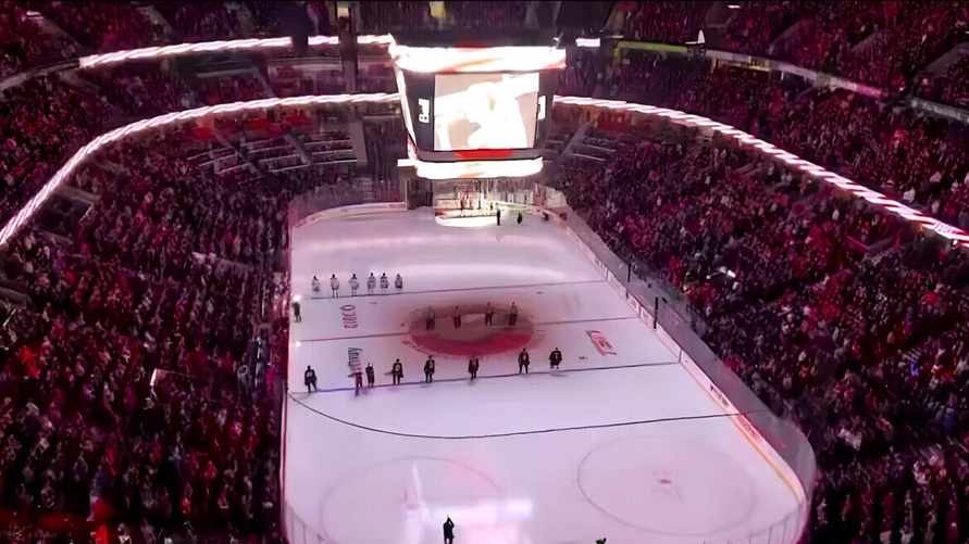 "За всю жизнь такого не видел" — На матче НХЛ в Канаде освистали национальный гимн США