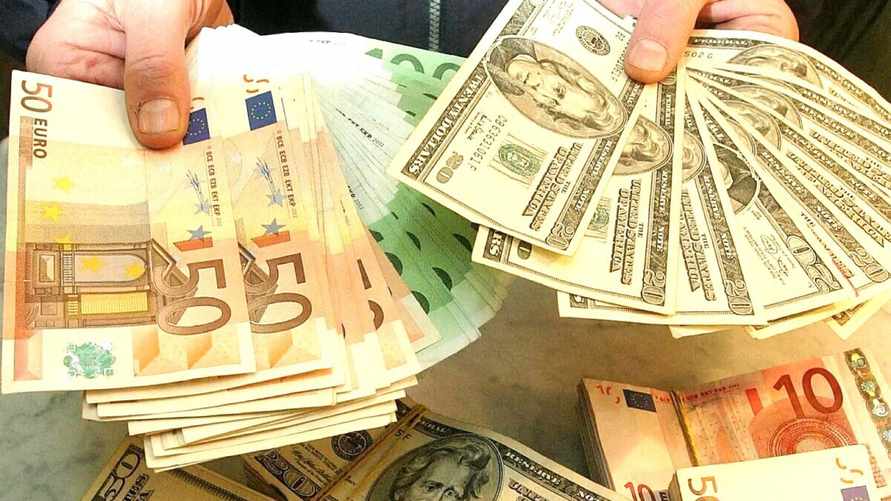 Евро в Беларуси обвалился до минимума за 5 месяцев, а доллар стал дороже. С какими курсами уходим на выходные?