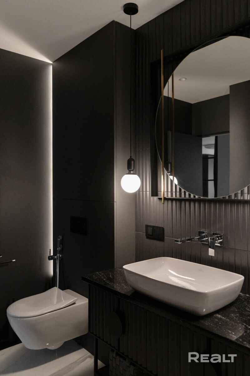 В Минске выставили на продажу 3-уровневую квартиру с выходом на крышу и потолками 3,5 метра. Сколько просят?