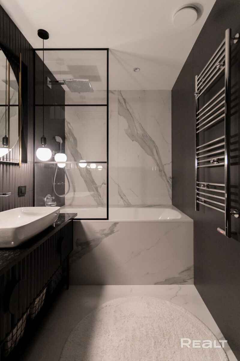 В Минске выставили на продажу 3-уровневую квартиру с выходом на крышу и потолками 3,5 метра. Сколько просят?