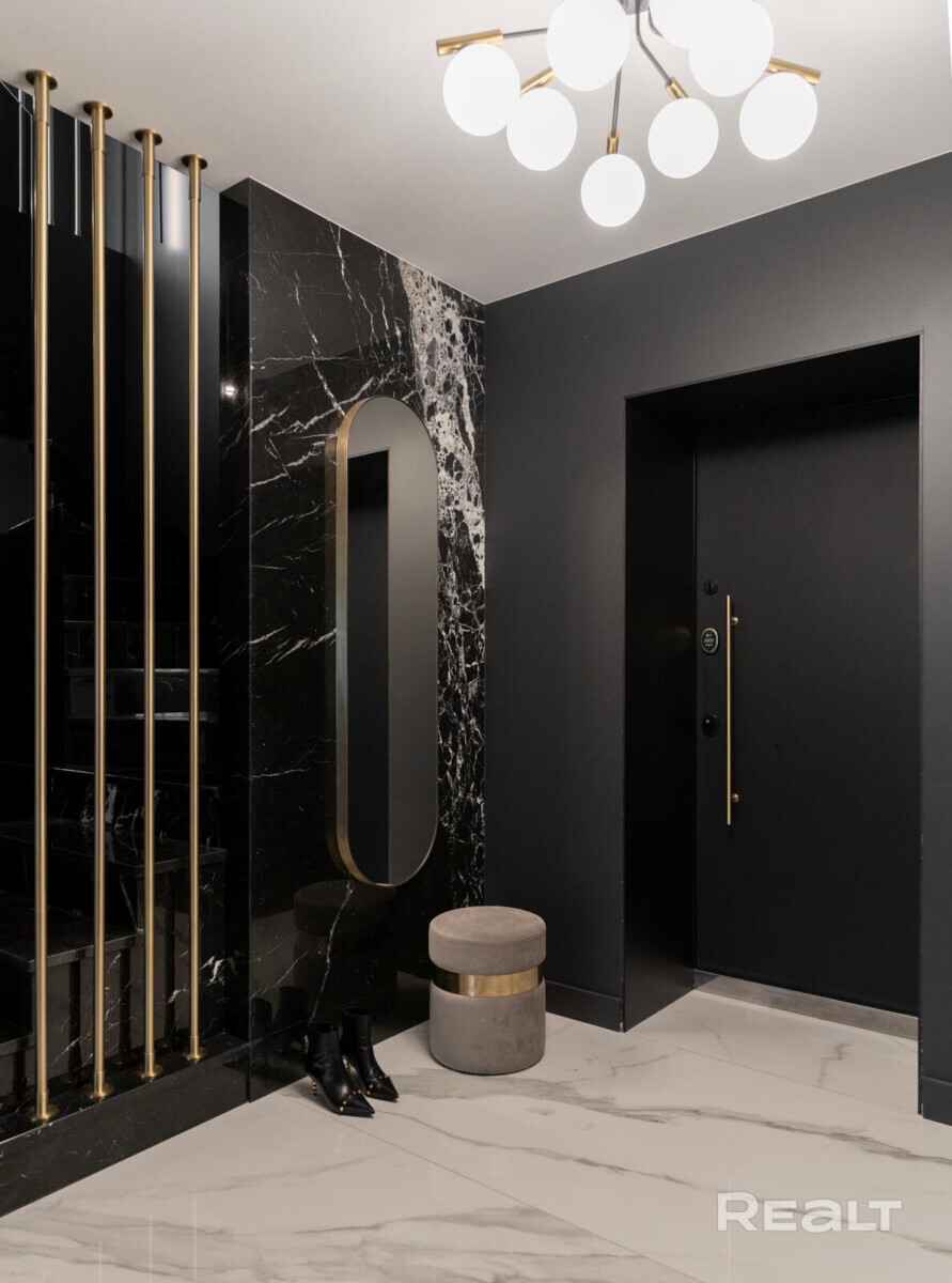 В Минске выставили на продажу 3-уровневую квартиру с выходом на крышу и потолками 3,5 метра. Сколько просят?