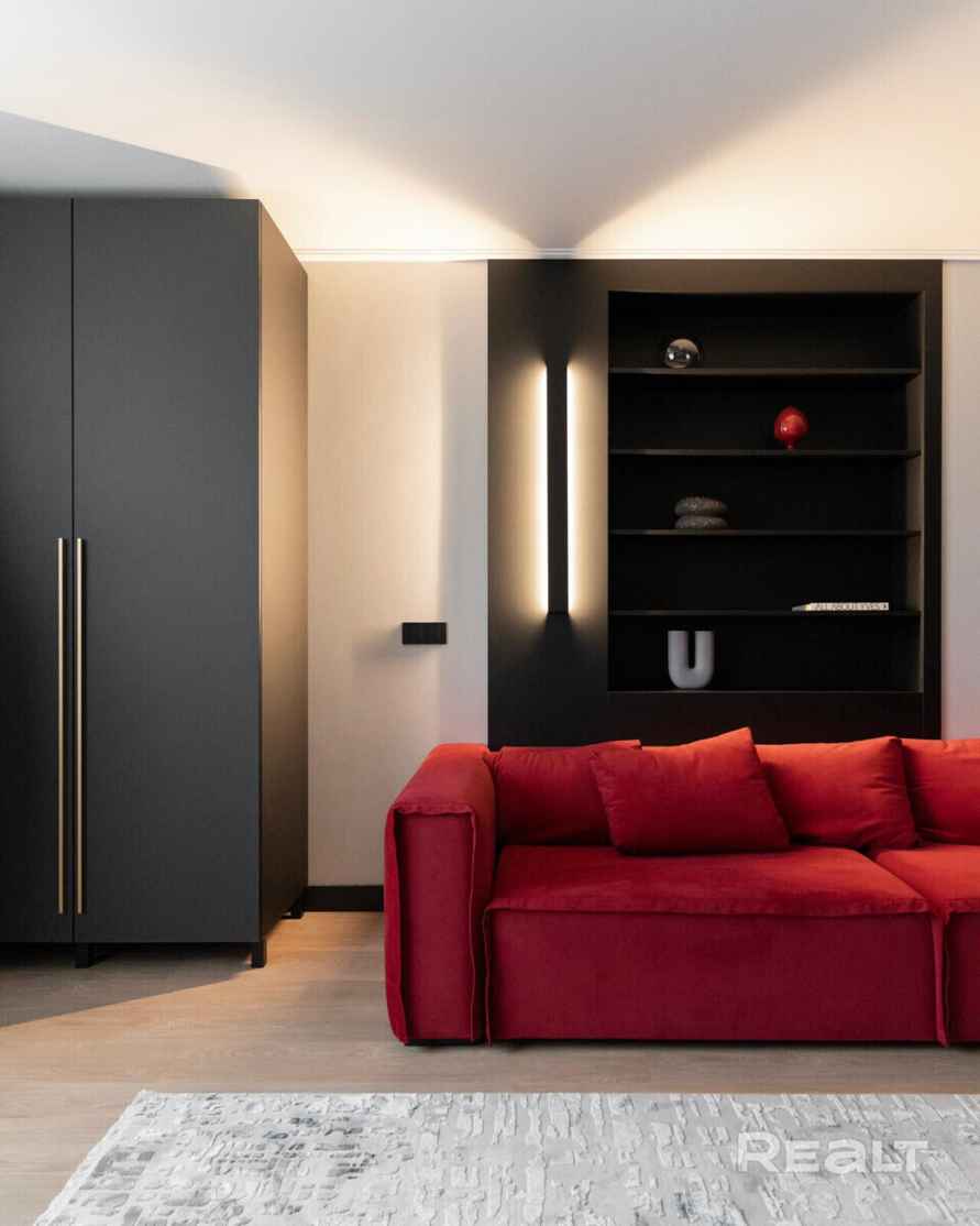 В Минске выставили на продажу 3-уровневую квартиру с выходом на крышу и потолками 3,5 метра. Сколько просят?