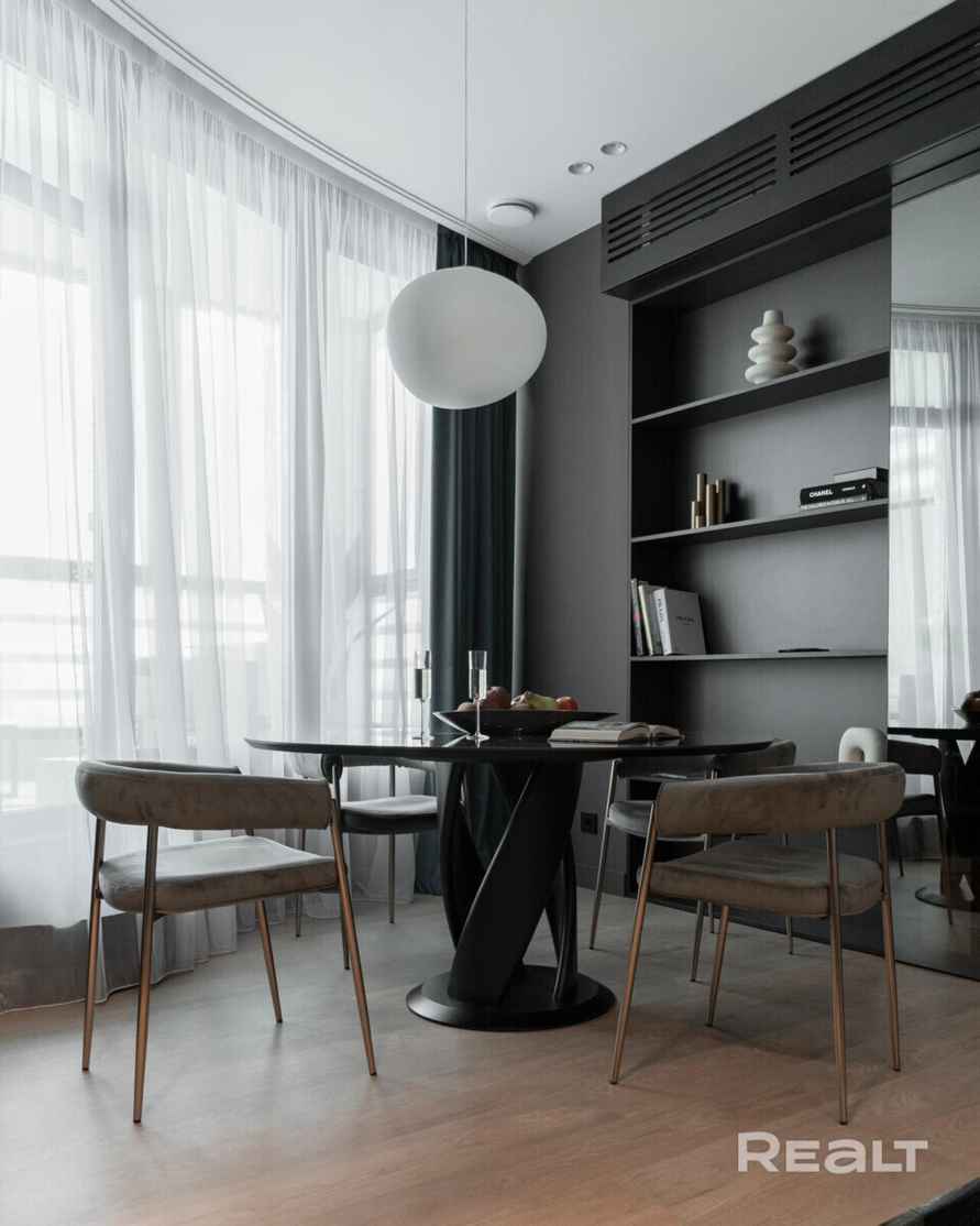 В Минске выставили на продажу 3-уровневую квартиру с выходом на крышу и потолками 3,5 метра. Сколько просят?