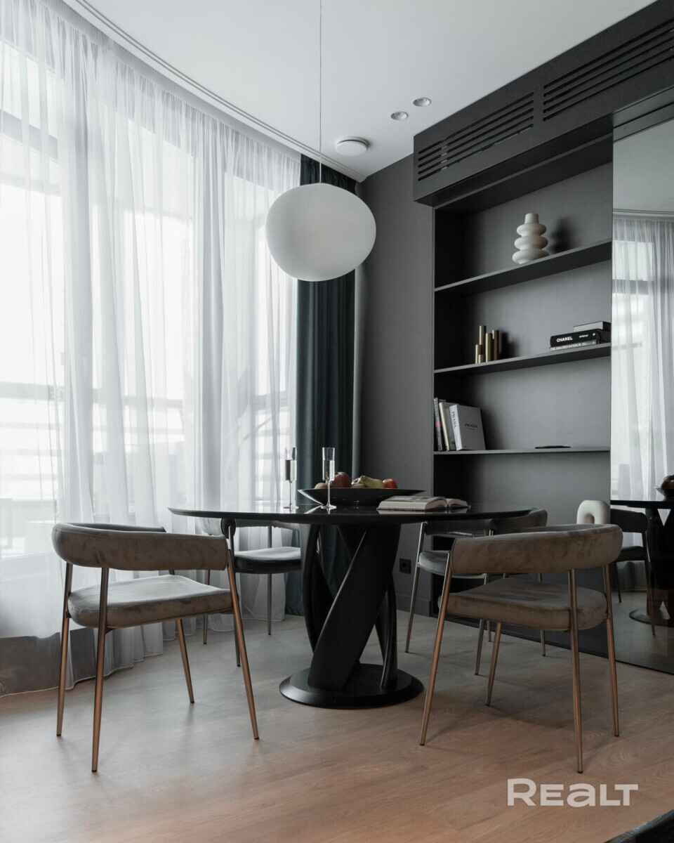 В Минске выставили на продажу 3-уровневую квартиру с выходом на крышу и потолками 3,5 метра. Сколько просят?