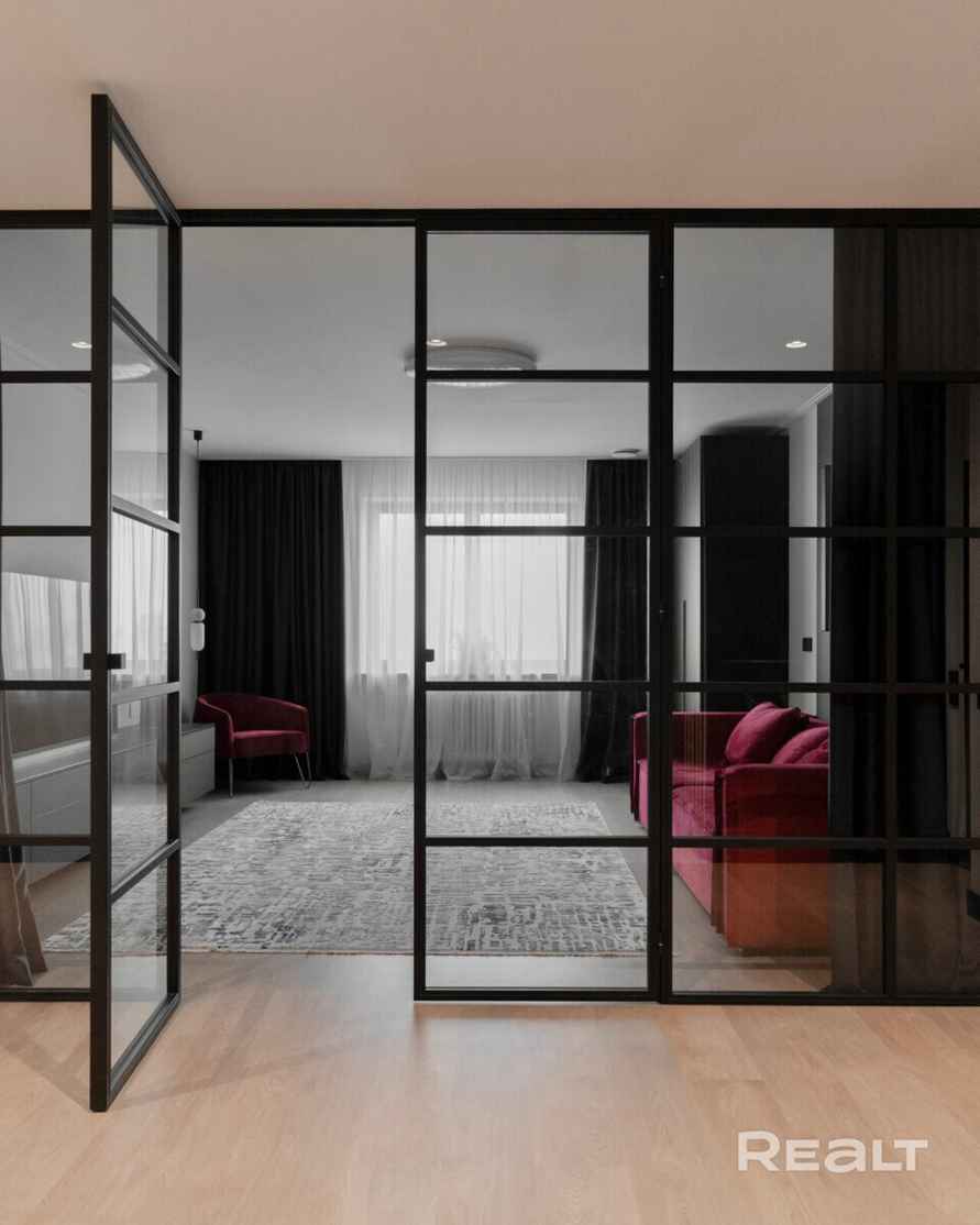 В Минске выставили на продажу 3-уровневую квартиру с выходом на крышу и потолками 3,5 метра. Сколько просят?