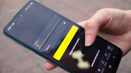 Один из банков разрешил белорусам переводить деньги «в любой сумме» по всему миру. Сколько комиссия?