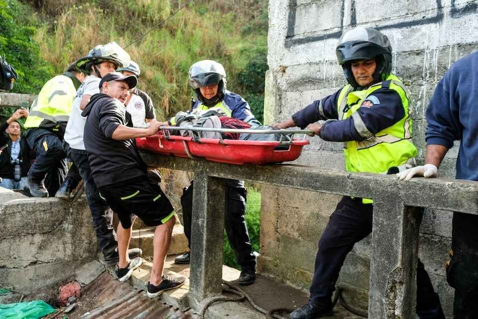 В Гватемале пассажирский автобус рухнул с моста — погибло более 50 человек
