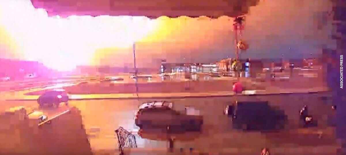 На видео попало крушение медицинского самолета в американской Филадельфии