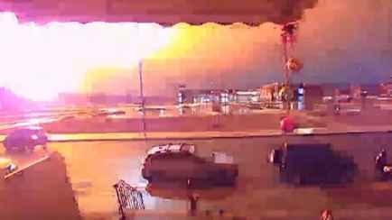 На видео попало крушение медицинского самолета в американской Филадельфии