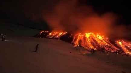 «Потрясающе» — Катание лыжников во время извержения Этны попало на видео