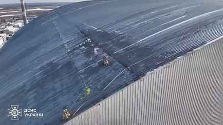 В Украине показали, как спасатели борются с тлением на укрытии ЧАЭС после попадания БПЛА
