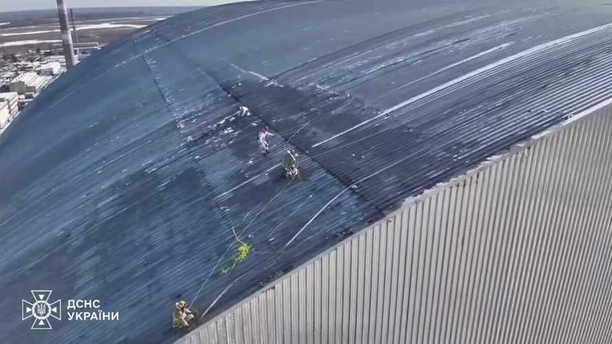 В Украине показали, как спасатели борются с тлением на укрытии ЧАЭС после попадания БПЛА