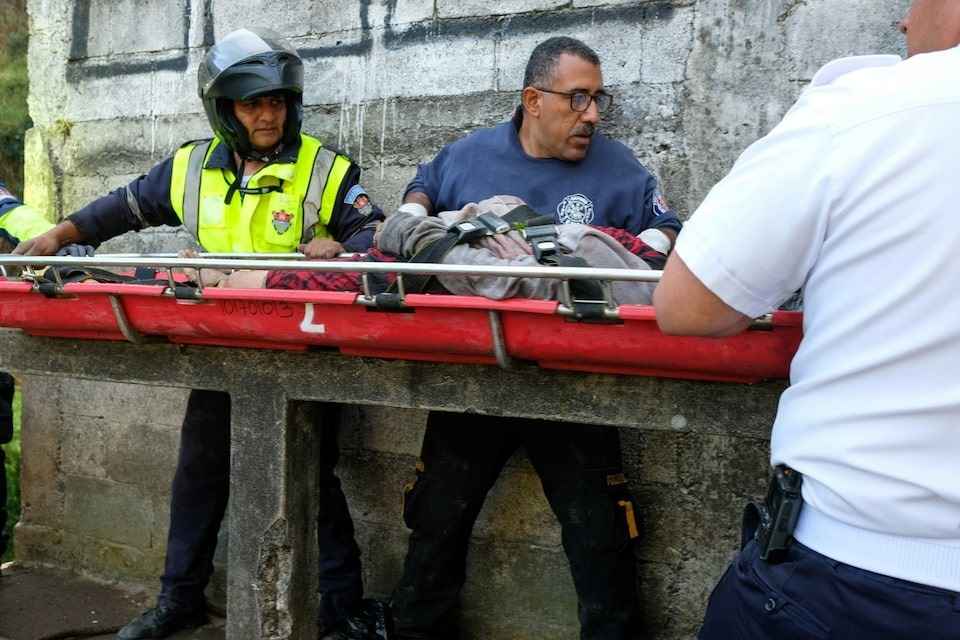 В Гватемале пассажирский автобус рухнул с моста — погибло более 50 человек