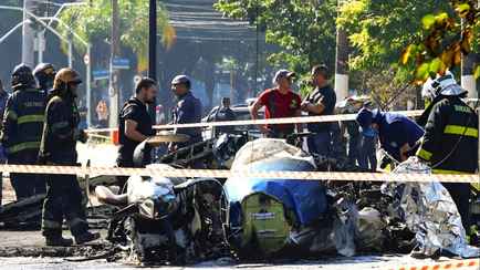 На видео попало, как в Бразилии на оживлённую автостраду рухнул самолёт