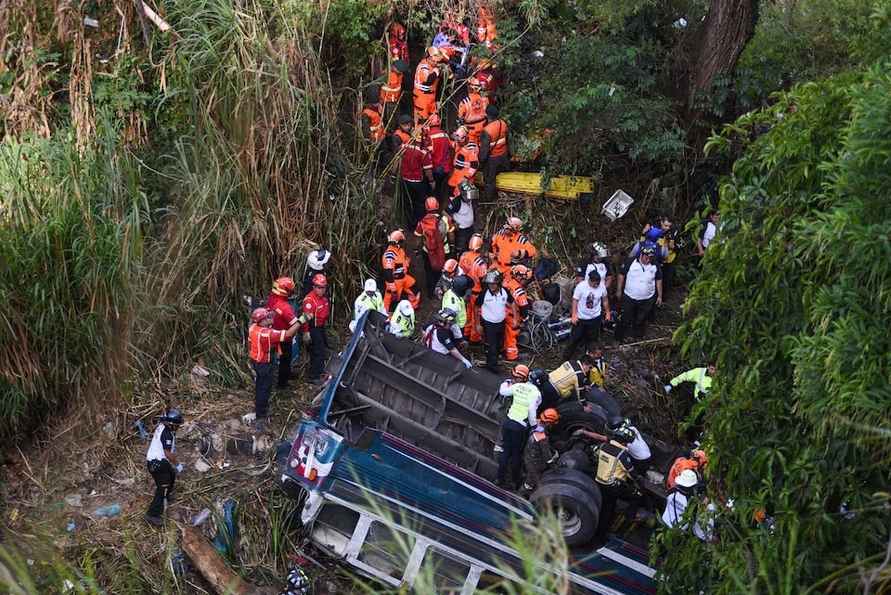 В Гватемале пассажирский автобус рухнул с моста — погибло более 50 человек