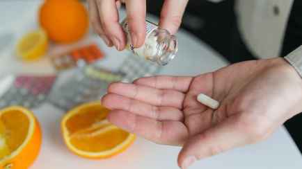 Может ли БАД заменить лекарство? Разобрались, чем отличаются