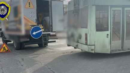 На видео попало, как в Минске троллейбус сбил двух рабочих дорожной службы