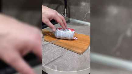 «Все делают это неправильно» — В TikTok показали лайфхак, как открывать колбасу, чтобы она не обветривалась. Белорусы предложили варианты